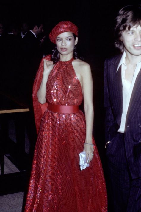 Bianca Jagger Is the Icon I Need to Dress Like via @WhoWhatWearUK Moda Z Lat 70., Studio 54 Fashion, Moda Disco, Met Gala Dresses, Bianca Jagger, Disco Fashion, Leandra Medine, Lauren Hutton, Chloe Sevigny