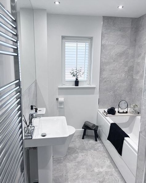 House Decor Interior Design, Grey And White Bathroom, Kitchen Design Bloxburg, Wood Modern Kitchen, Bathroom Design Small Modern, Small Modern Kitchen Design, Small Modern Kitchen, Toilet Room Decor, Gray Bathroom Decor