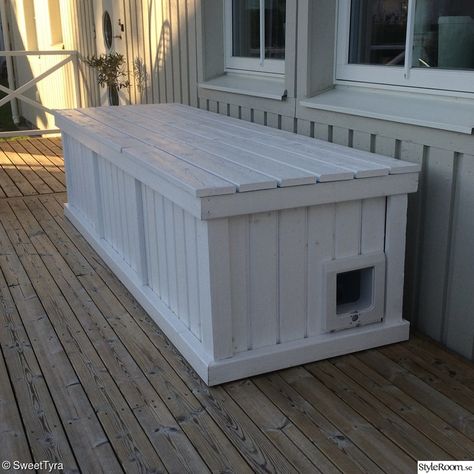 Hemma hos SweetTyra - Hemma hos SweetTyra Generator Shed, Outside Cat House, Cat House Plans, Feral Cat House, Outdoor Shower Enclosure, Diy Cat Tree, Outdoor Cat House, Feral Cat, Cat Houses