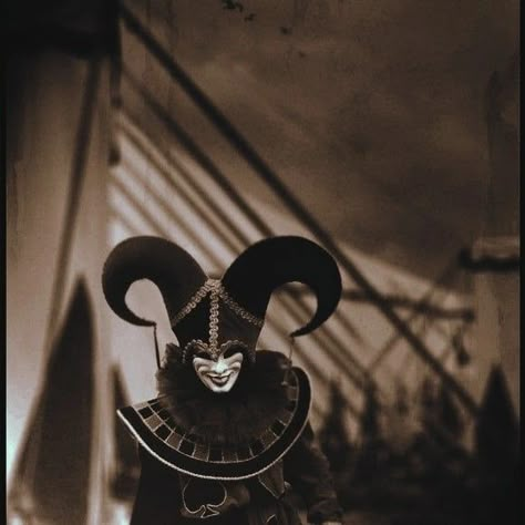 Circus Horror Aesthetic, Freakshow Aesthetic, Dark Carnival Aesthetic, Dark Circus Aesthetic, Masquerade Aesthetic, Gothic Circus, Circus Book, Dark Carnival, Dark Alice In Wonderland