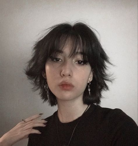 Grunge Short Haircuts With Bangs, Fluffy Hair Medium Length, Layered Short Hair Straight, Hair Cuts With Bangs And Layers, Grunge Short Hair With Bangs, Wolfcut Short Hair With Bangs, Short Grunge Hair With Bangs, Shaggy Short Hair With Bangs, Short Wolf Cut With Curtain Bangs