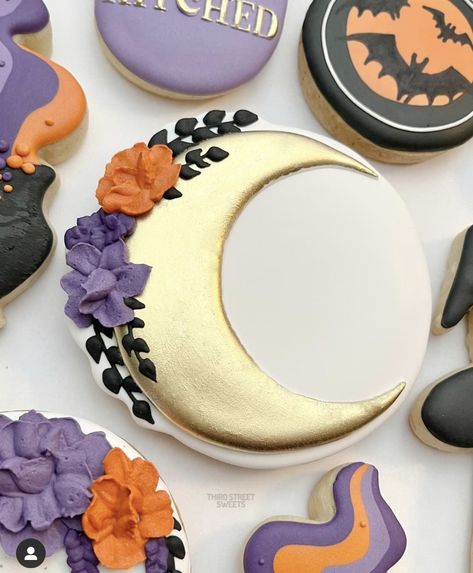 Crescent Moon Cookies Decorated, Witch Cookies Royal Icing, Purple Halloween Cookies, Astrology Cookies, Witchy Cookies, Celestial Cookies, Gothic Baking, October Desserts, Witch Cookies