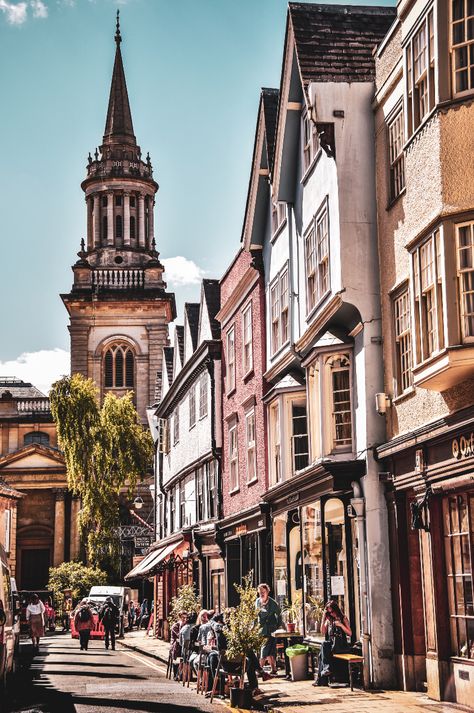 Oxford Instagram Spots - Turl Street in Oxford has become a leafy cafe snaking between the central colleges of the city. #oxford #visitoxford #travelengland #oxfordcity Oxford City Aesthetic, Oxford England Aesthetic, Oxford Architecture, Oxford London, Oxford City, Living In England, Oxford England, England And Scotland, Oxford Street