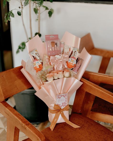 Pinterest Dreamy Gift 🎀🦢🌷 Birthday Hamper for her Bouquet 🤍 Pintrest Cake : @cakes.spot._ . . . . #pintrest #dreamybouquet #uniqcreate #ａｅｓｔｈｅｔｉｃ #pink #pinky #love #lovequotes #pinterestinspired #pinterestaesthetic #forher #loveislove Hamper Aesthetic, Birthday Hamper For Her, Bouquet Hamper, Handmade Hamper, Birthday Hamper, Hampers For Her, Birthday Hampers, Aesthetic Pink, Dream House Exterior