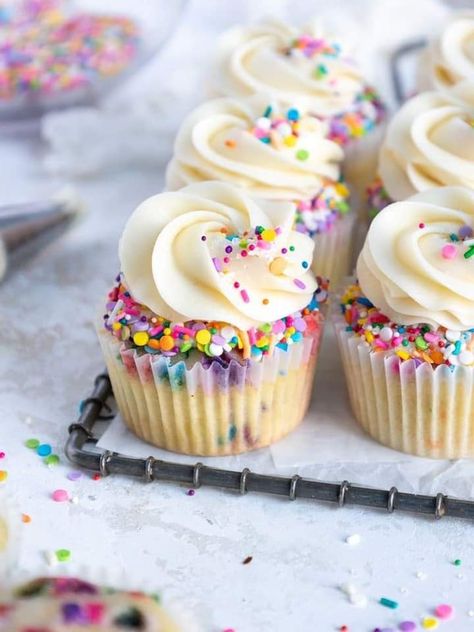 Best Funfetti Cupcake Recipe, Funfetti Cake Cupcakes, Oreo Funfetti Cupcakes, Sprinkle Cupcakes Recipe, Summer Fun Cupcakes, Funfetti Cupcakes Decorating, Celebration Cupcakes Ideas, Funfetti Filled Cupcakes, Cupcake Recipes Birthday