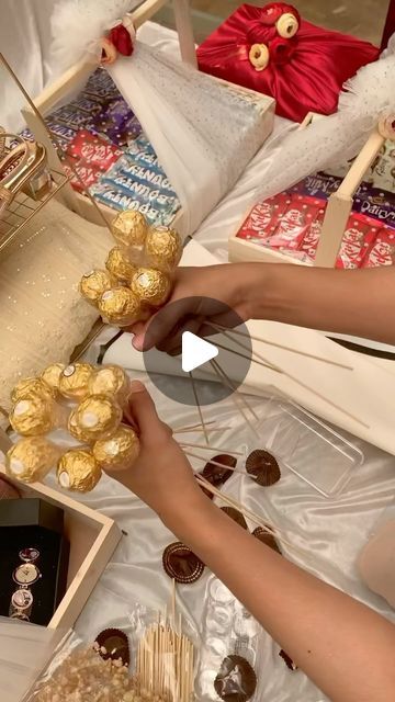 Sweet Box Gift Ideas, Diy Chocolate Gift Basket, Money And Chocolate Gift Ideas, How To Gift Chocolates, Candle And Chocolate Gift, Chocolate Taal, Craft Gift Box Ideas, Diy Chocolate Gift Box Ideas, Chocolate Baskets Gift Ideas