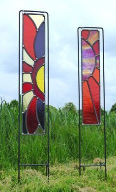 Stained Glass Outside Garden Art, Garden Stained Glass Projects, Stained Glass Garden Art Stakes, Stained Glass Yard Stakes, Stained Glass In The Garden, Stained Glass Outdoor Art, Stained Glass Garden Panels, Garden Stained Glass Art, Stained Glass Garden Art Ideas