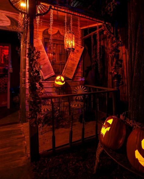 Abandoned House Halloween Decorations, Haunted Porch Ideas, Haunted Swamp Halloween, Halloween Facade, Halloween Cabin, Fairy Garden Aesthetic, Fairy Garden Indoor, Diy Haunted House, Fairy Gardens Ideas