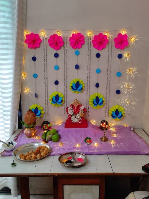 Ganpati Decoration At School, Ganpati Diy Decoration, Eco Friendly Diwali Decoration, Simple Ganapati Decoration, Diy Ganpati Decoration Ideas, Puja Room Decoration, Easy Ganpati Decoration, Simple Ganpati Decoration, Puja Decoration Ideas