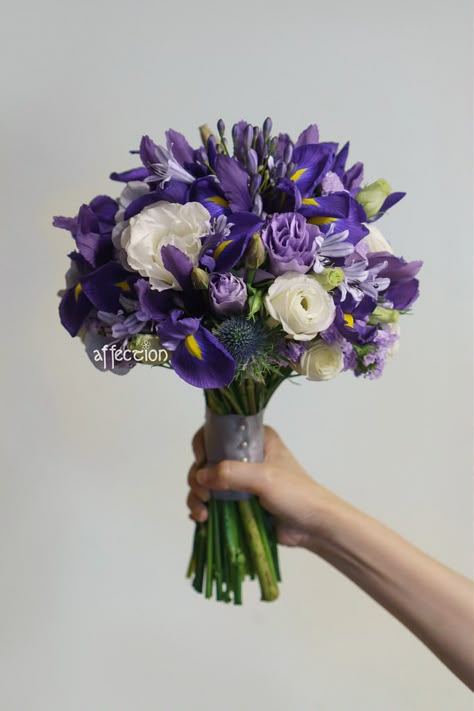 Purple Iris Wedding Bouquet, Prom Bouquet Purple Dress, Purple Bouquet Aesthetic, Iris Bridal Bouquet, Iris Wedding Flowers, Iris Wedding Bouquet, Fresh Flower Bouquets Wedding, Spring Wedding Flower, Quince Pictures