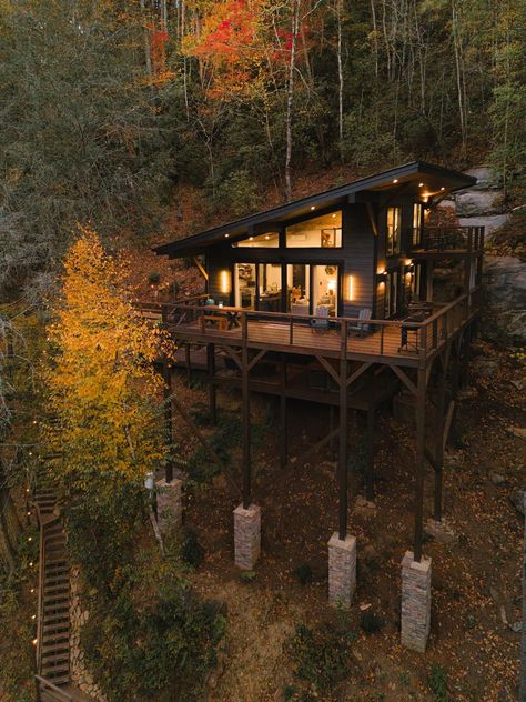 Surrounded by Wilderness, River Rock Treehouse With Open Loft has Wrap-Around Deck Deck Overlooking River, River House On Stilts, Tree House On Stilts, Cabin On A Hill, Stilts Architecture, Minecraft Field, Tree House Architecture, Treehouse Architecture, House Near River