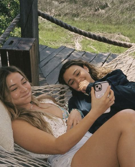 Madeline Cline And Madison Bailey, Sarah E Kiara, Kiara And Sarah, Obx Vibes, Other Banks, Banks Icon, Les Pogues, Kiara Carrera, Outer Banks Style