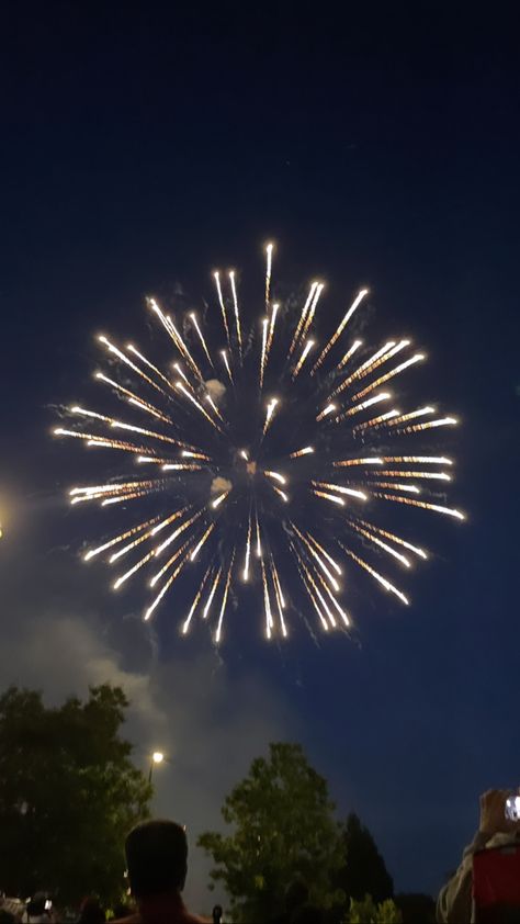 Dark Blue Desi Aesthetic, New Year Night Aesthetic, Firework Aesthetic, Aesthetic Fourth Of July, Pretty Fireworks, Fourth Of July Aesthetic, Aesthetic Fireworks, Fireworks Painting, Fireworks Aesthetic