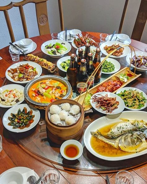 How to prepare a Chinese New Year Feast: sample menus & workflow – Red House Spice Food Variety, Taste Food, Dinner On The Table, Dinner Chinese, Food House, Asian Feast, Chinese Food Dinner, Eating Chinese Food, Food Feast