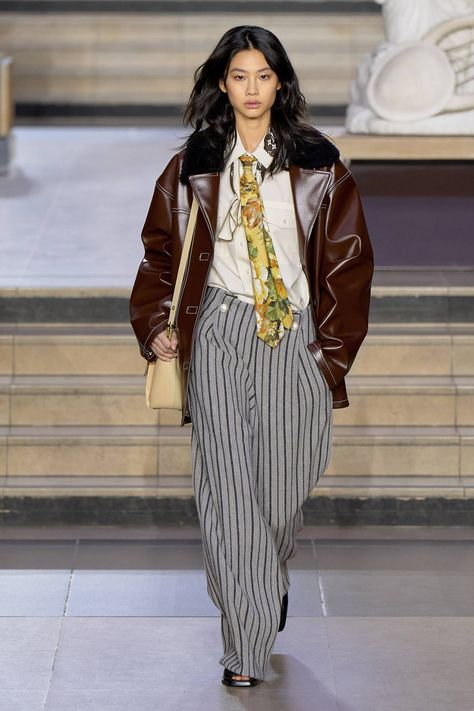 Lv Fashion Show, Fall Wardrobe Basics, Vuitton Outfit, 2022 Fashion Show, Lv Fashion, Louis Vuitton Fashion, Estilo Preppy, 2022 Fashion, Trendy Fall