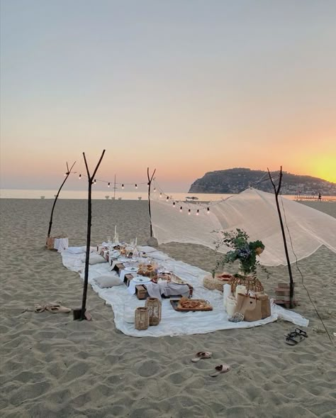 Boho Beach Dinner Setup, Bachelorette Beach Picnic Ideas, Cute Beach Picnic Date, Party At Beach Ideas, Beach Dinner Ideas Families, Bohemian Beach Picnic, Beach Birthday Dinner Ideas, Birthday Dinner On The Beach, Dinner On The Beach Aesthetic