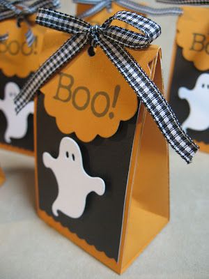 Halloween Treat Bags Diy, Halloween Treat Holders, Interior Design Secrets, Diy Halloween Treats, Halloween Breakfast, Halloween Treat Boxes, Fall Candy, Kids Puzzles, Fall Coffee Table