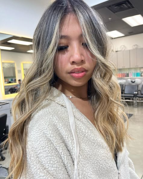 Root Melt Black To Blonde, Blonde Hair On Black Hair, Balyage On Black Hair, Mexican With Blonde Hair, Blonde On Black Hair, Blonde Mexican, Ash Blonde Balayage On Dark Hair, Blonde Hair On Mexican Women, Black Hair To Blonde