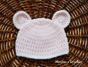 ¡Hola a tod@s! Hoy os traigo un patrón sencillito, ideal para l@s que os queréis iniciar en el tejido circular y su aplicación para la realización de gorritos para bebés. Este gorrito se divide en … Crochet Patterns Free Baby Boy, Newborn Crochet Patterns, Crochet Bebe, Newborn Crochet, Crochet Baby Hats, Crochet Bear, Baby Hats, Baby Knitting