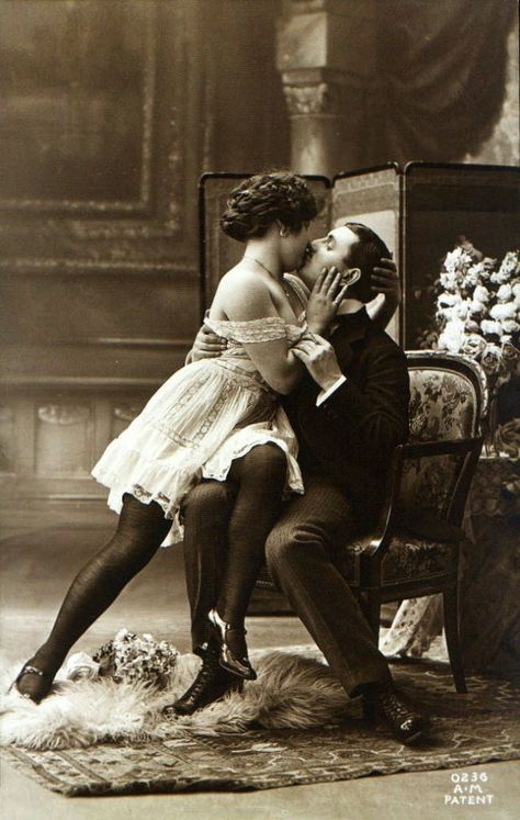 Sweet Home Aesthetic, Aesthetic Decoration Ideas, Old Fashioned Love, Victorian Couple, Aesthetic Decoration, Vintage Kiss, Victorian Romance, Couple Poses Reference, Vintage Couples