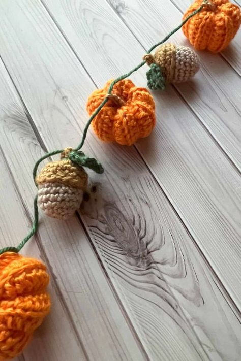 Crochet Fall Garland, Boyfriend Crochet, Free Crochet Pattern For Christmas, Crochet Halloween Costumes, Watermelon Coasters, Crochet Ideas For Baby, Fall Coasters, Crochet Ideas For Beginners, Wreath Crochet