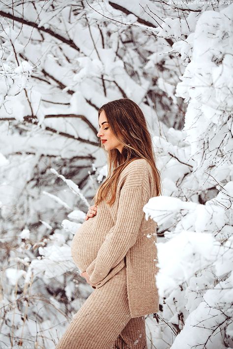 Pregnancy Snow Pictures, Snow Maternity Outfits, Maternity Photography Snow Winter, Maternity Photo Shoot In Snow, Maternity Photography Outfits Winter, Maternity Photo Shoot Ideas January, Fall/winter Maternity Shoot, Cute Winter Maternity Pictures, Pregnant Winter Photoshoot