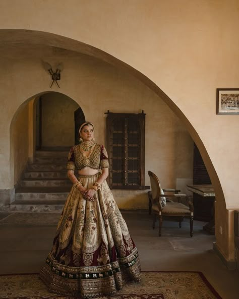 𝐌𝐚𝐫𝐰𝐚𝐫 𝐂𝐨𝐮𝐭𝐮𝐫𝐞 𝐁𝐫𝐢𝐝𝐞 (@royalmarwarbrides) • Instagram photos and videos Rajistani Lehenga Bridal, Bridal Looks Indian Brides, Marwar Couture, Rajasthani Bride, Latest Bridal Lehenga Designs, India Textiles, Indian Bridesmaid Dresses, Designer Bridal Lehenga Choli, Red Bridal Dress