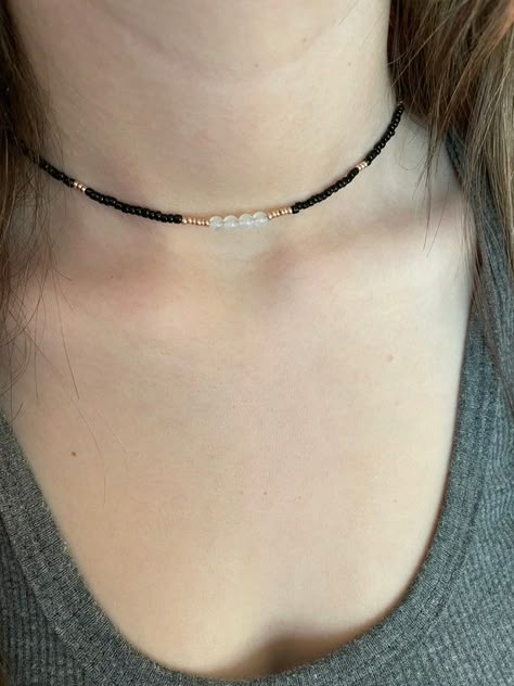 Moonstone Choker, Diy Choker Necklace, Beaded Chocker, Beaded Necklace Designs, Beaded Necklace Diy, Bead Choker, Black Beaded Jewelry, Moonstone Beads, Black Seed