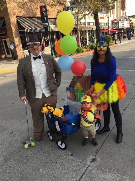 Family fun. From the movie UP. Mr Fredrickson, Russell and Kevin. Up Family Costumes Disney, Movie Up Costume Ideas, Pixar Up Costume Ideas, Up Costume Family, Up Movie Costume Ideas, Mr Fredrickson Costume, Up Family Costumes, Up Movie Costume, Kevin From Up Costume