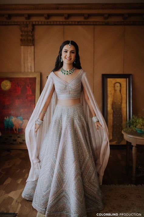 Engagement Dress For Bride, Indian Bridesmaid Dresses, Simple Lehenga, Latest Bridal Lehenga, Indian Outfits Lehenga, Wedding Lehenga Designs, Lehenga Designs Simple, Indian Bride Outfits, Gaun Fashion