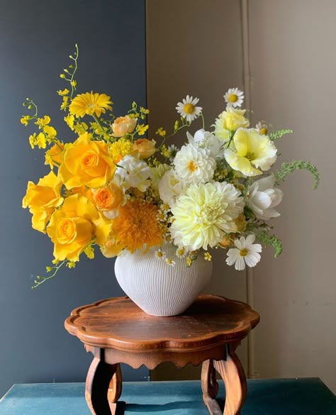 Bee Flower Arrangements, Daffodil Arrangements, Yellow Floral Table Arrangements, Bee Themed Flower Arrangements, Yellow Spring Flower Arrangements, Large Yellow Floral Arrangements, Yellow Floral Installation, Bee Flower, Table Flower Arrangements