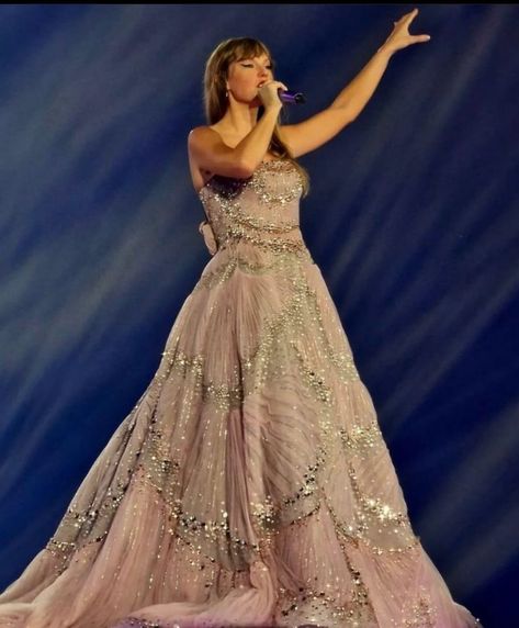 @rachelerin.s • taylor swift debuts new gown for enchanted✨ paris night one erastour • Threads Speak Now Dress, Enchanted Dress, Speak Now Era, Dress Paris, Eras Tour Pics, Taylor Swift New, Taylor Swift Speak Now, Estilo Taylor Swift, Taylor Swift Cute