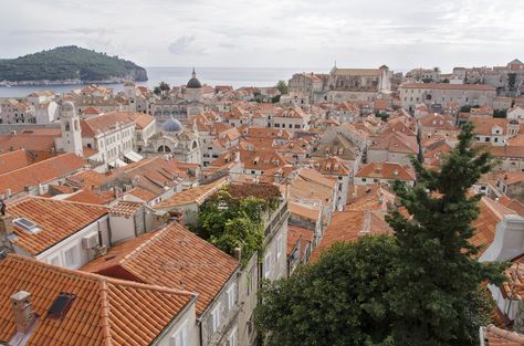 Homes in a coastal town with gray walls and terracotta rooftops White Spanish Style Home, Terracotta Roof House Exterior Colors, Terracotta Roof House, Red Tile Roof, Paint Architecture, Farmer Family, Mediterranean Houses, Exterior Of House, Roofing Tiles