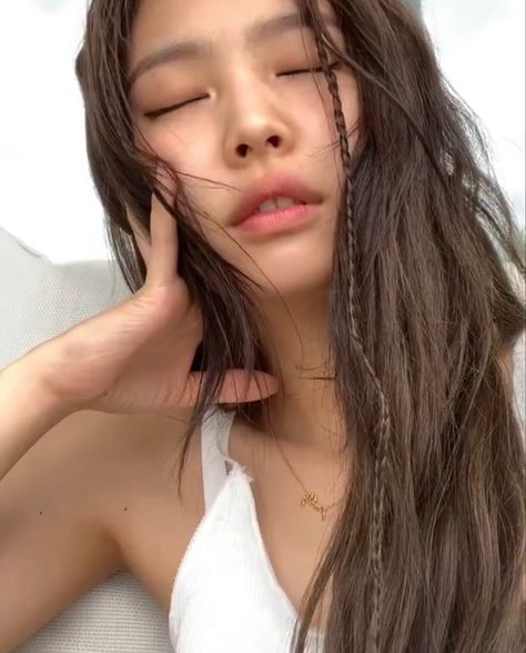 #jennie #blackpink #jennie2020 #model #girlgroups #blink #gif #stage #BLACKPINKINYOURAREA #kimjennie #kpop #yg #beautiful #kuma #outfit #style #photography #photoshoot #musicvideo #mv #brownhair #thealbum #lovesickgirls Jennie Brown Hair, Jennie Brown, Jennie Y Jisoo, Kim Brown, Jennie Pics, Kpop Cards, Bp Video, Female Kpop Idols, Jennie Icon