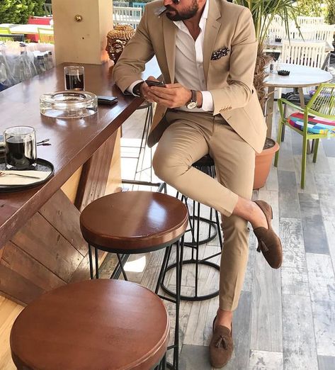 Men Suits Wedding, Instagram Class, Terno Slim, Herren Style, Tan Suit, Beige Suits, Groomsmen Suits, Fashion Suits For Men, Mens Fashion Classy