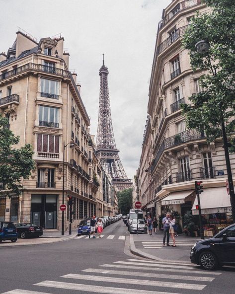 Square Rapp & Avenue Rapp: History & an Eiffel Tower View in the 7th arrondissement of Paris, France Paris Streets, Eiffel Tower Photography, Paris Travel Photography, City Of Paris, Paris Dream, Paris Aesthetic, Paris Photography, Paris Photo, Paris Street