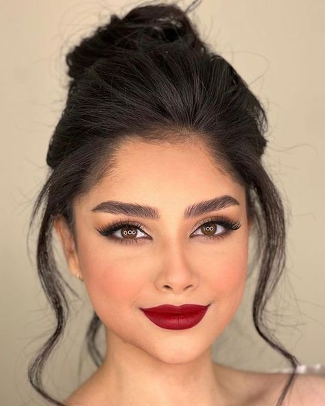 Lipstick Makeup Looks, Red Lipstick Makeup Looks, Wedding Makeup Tutorial, Classy Makeup, Red Lipstick Makeup, Red Lip Makeup, Makeup By, Makeup Artist Tips, Makeup Mistakes