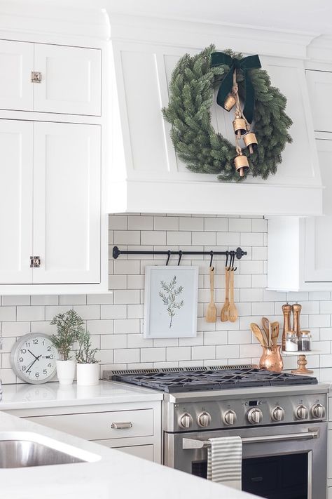 Wreath In Kitchen, Simple Christmas Kitchen, Lily Pad Cottage, Diy Kitchen Makeover Ideas, Diy Kitchen Makeover, Green Kitchen Decor, Colorful Kitchen Decor, Kitchen Makeover Ideas, Kitchen Diy Makeover