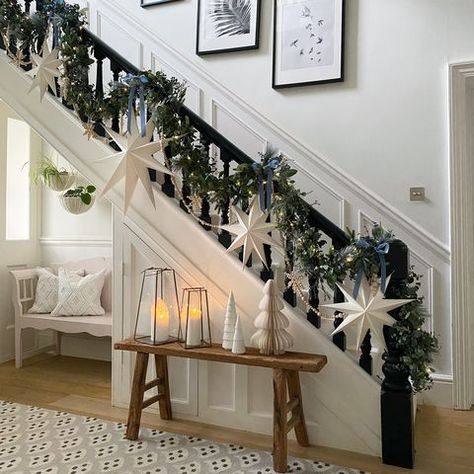 25 Best Christmas Stairway Decor Ideas - Christmas Staircase Decorating Tips Stairway Decor Ideas, Christmas Garland On Stairs, Christmas Banister, Christmas Hallway, Christmas Stairs Decorations, Christmas Staircase Decor, Christmas Coffee Table Decor, Stairs Renovation, Rustic Stairs