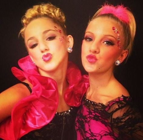 💗Grace💗 (she/her) on Instagram: “Beautiful girls. 💗 @chloelukasiak @paigehyland1 @christilukasiak @kellylhyland #dancemoms #dancemomsaccount #dancemomsrares #chloelukasiak…” Og Dance Moms, Dance Moms Headshots, Dance Moms Season 4, Dance Moms Paige, Dance Moms Pics, Dance Moms Rare, Aldc Rares, Dance Moms Photos, Chloe And Paige