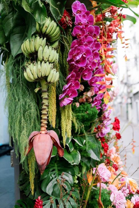 Indonesian Party Decor, Jungle Wedding Flowers, Tropical Floral Installation, Indonesian Wedding Decoration, Bali Themed Party, Tropical Centerpiece Ideas, Tropical Flower Arrangements Wedding, Thailand Flowers, Bali Flowers