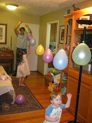 Instead of a pinata, put treats and confetti in balloons. Partipants takes turns popping the balloons. Pinata Alternative, Fun Kids Party Games, Kids Party Games, Kids Party Ideas, Party Stuff, Party Party, Birthday Fun, Party Inspiration, The Balloon