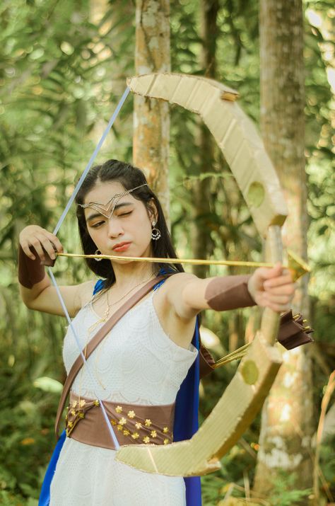 DIY Greek Goddess Artemis Costume inspired Artemis Goddess Hairstyle, Artemis Makeup Goddesses, Artemis Costume Goddesses, Diy Goddess Costume, Greek Godesses Costume, Artemis Outfit, Goddess Costume Makeup, Artemis Cosplay, Artemis Costume