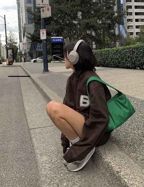 e p o y Headphone Outfit, Headphone Aesthetic, Wh 1000xm4, Girl With Headphones, Chica Cool, Cute Headphones, Sony Headphones, Quoi Porter, Ear Style