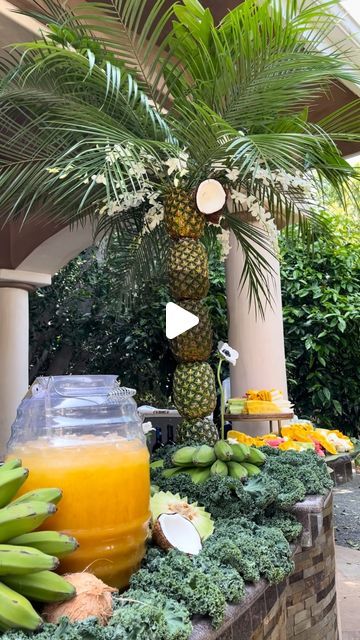 Tropical Charcuterie Board, Fruit Bar Ideas Parties, Pineapple Centerpiece Ideas, Outdoor Brunch Decor, Brunch Set Up, Annaprasana Decor, Outdoor Party Appetizers, Outdoor Brunch Party, Tropical Table Setting