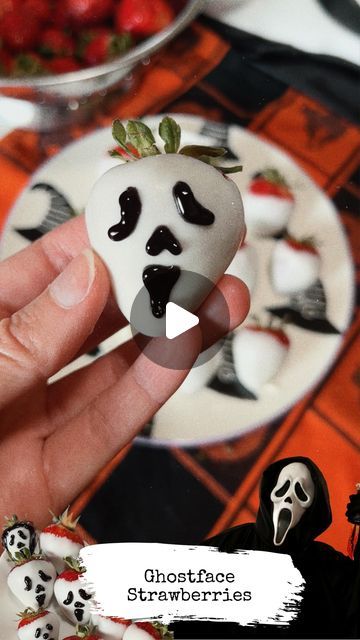 Ash on Instagram: "Scream marathon anyone? 🍓👻🔪♥️

Ghostface is my favorite & so are chocolate covered strawberries! These are so easy to make & scary good (I’m sorry I had to 😂) 

Whenever strawberries are on sale at @frysfoodstores I always find myself grabbing two boxes. Which leads to me making some extra treats with them 🍓✨ I just can’t help myself! 

Excited to make more this spooky season, there’s so many ways to get creative & decorate them! 
-
-
#ghostface #chocolatecoveredstrawberries #halloweentreats #halloweenfood #halloweendesserts #strawberry #strawberries #chocolate #scream #screammovie #spookyseason #halloweenlife #halloweenishere #everydayishalloween #recipe #dessert #halloweenideas" Scream Inspired Food, Scream Movie Themed Food, Ghost Chocolate Covered Strawberries, Mummy Strawberries, Halloween Chocolate Covered Strawberries, Strawberry Halloween, Treat Box Ideas, Halloween Party Drinks, Scream Mask