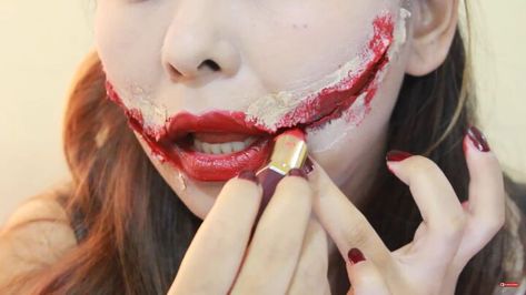 This is a guide to doing Joker smile makeup for Halloween. Learn how to do Joker makeup scars with this easy step-by-step tutorial. Easy Joker Makeup, Joker Scars, Joker Mouth, Joker Makeup Tutorial, Female Joker Costume, Joker Halloween Makeup, Blood Red Lipstick, Scar Makeup, Joker Smile