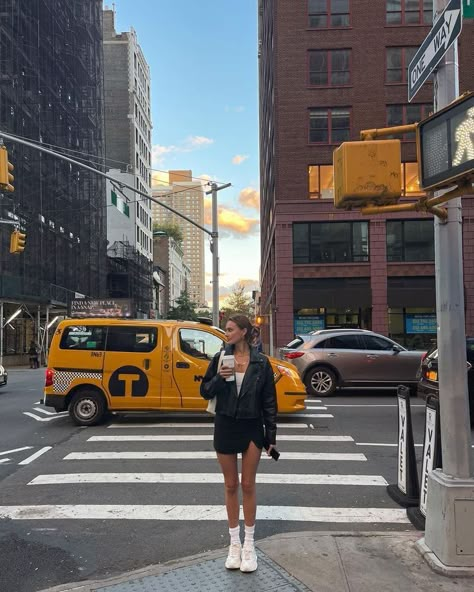 City Photos Aesthetic, City Pic Inspo Instagram, City Aesthetic Pictures Poses, Places To Take Instagram Pictures, New York Girl Aesthetic Outfits, Nyc Fall Pictures, New York Photo Aesthetic, Cute Downtown Pics, Cute Nyc Pics