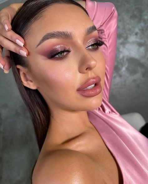 Soft Glam Makeup Pink Eyeshadow, Pink Eyeshadow Soft Glam, Makeup For A Pink Outfit, Pink Glam Eyeshadow, Makeup Ideas For Pink Outfit, Pink Glamour Makeup, Blush Pink Makeup Looks Rose Gold, Makeup Pink Looks, Glam Makeup Pink Eyeshadow