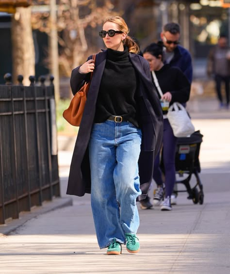 Jennifer Lawrence Street Style, Jennifer Lawrence Style, Wide Leg Jeans Outfit, Samba Outfit, Look Adidas, Flamboyant Natural, Leg Pants Outfit, Fall 23, Joe Jonas